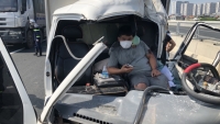 Bắc Từ Liêm (Hà Nội): Một tài xế xe tải bị mắc kẹt trong cabin được giải cứu