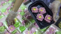 Hà Nội: Cận cảnh quy trình chế biến bánh trôi hoa sen đắt khách ngày lễ Vu Lan