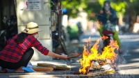 Hà Nội: Người dân đốt vàng mã ngay trên lòng lề đường vào dịp Rằm tháng 7
