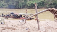Lào Cai: Xử phạt 4 doanh nghiệp khai thác cát sỏi sông Hồng có nhiều sai phạm
