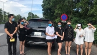 Hà Nội: Phát hiện ô tô chở 6 cô gái sử dụng giấy đi đường giả