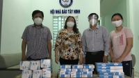Hội Nhà báo tỉnh Tây Ninh trao tặng 10.000 khẩu trang y tế cho 4 cơ quan báo chí trên địa bàn