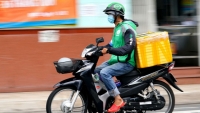 Hà Nội: Shipper, nhân viên giao đồ ăn được hoạt động trở lại tại “vùng xanh”