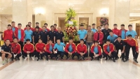 Chủ tịch nước Nguyễn Xuân Phúc gửi hoa động viên đội tuyển Việt Nam