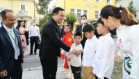 Chủ tịch Quốc hội Vương Đình Huệ gặp gỡ cộng đồng người Việt tại 6 nước châu Âu