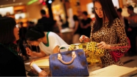 Các thương hiệu thời trang xa xỉ tại Trung Quốc lo sợ trước đợt trấn áp mới