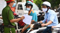 Người dân Bạc Liêu nhận kết quả cấp giấy đi đường bằng mã QR chỉ trong 5 giờ