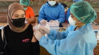 Indonesia phạt người tự tiêm liều vaccine COVID-19 thứ ba