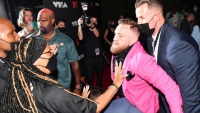 Võ sĩ Conor McGregor xô xát với bạn trai Megan Fox trên thảm đỏ