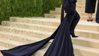 Kim Kardashian tiếp tục diện thiết kế trùm kín ở Met Gala 2021 khiến dân tình ngán ngẩm