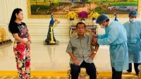 Thủ tướng Campuchia Hun Sen tiêm mũi vaccine Covid-19 thứ ba