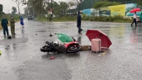 Hà Nội: Phát hiện đôi nam nữ ngồi trên xe máy tử vong, nghi bị sét đánh