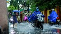 Hà Nội: Mưa lớn vào đầu giờ sáng, người dân di chuyển khó khăn