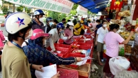 TP. HCM: Nhiều người xếp hàng, chờ cả tiếng để mua bánh Trung thu