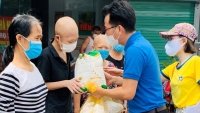 Đoàn thanh niên Báo điện tử Đảng Cộng sản Việt Nam trao tặng quà cho bệnh nhân đang điều trị tại bệnh viện K