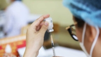 Bộ Y tế đề nghị 9 bộ tiêm vắc-xin COVID-19 mũi 3, mũi 4 cho cán bộ, nhân viên