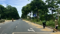 Hà Nội: Đường giao thông ngoại thành lại hóa “sân phơi”