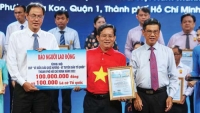 Báo Người Lao Động trao 100.000 lá cờ trong chương trình 