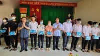 Đài Tiếng nói Việt Nam trao quà hỗ trợ học sinh nghèo tại tỉnh Hậu Giang