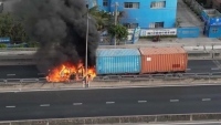 Giao thông khu vực cầu Phú Mỹ ùn ứ trong nhiều giờ do cháy xe container