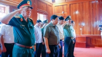 Thủ tướng Phạm Minh Chính dâng hương Đại tướng Võ Nguyên Giáp và tặng quà tri ân 20 gia đình chiến sĩ Điện Biên