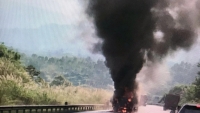 Lào Cai: Đầu xe tải chở hoa quả bị lửa thiêu rụi trên cao tốc Nội Bài - Lào Cai