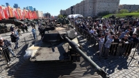 Người dân Nga đổ xô đến xem 'chiến tích' xe tăng phương Tây thu được ở Ukraine