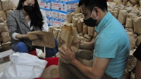 Nghệ sĩ Xuân Bắc, Tự Long tự tay gói quà tặng người nghèo