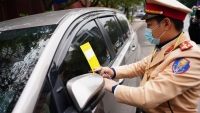 Gần 700 ô tô dừng đỗ sai quy định bị dán thông báo “phạt nguội”