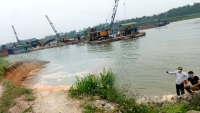 Báo động tình trạng khai thác cát trái phép làm sạt lở bờ kè sông Lô