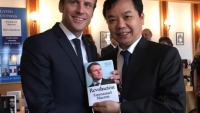 First News- Trí Việt  được chọn ký hợp đồng bản quyền xuất bản sách của Tổng thống Pháp Macron