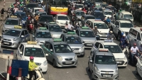 “Ma trận” taxi đón, trả khách gây ùn tắc giao thông tại cổng Bệnh viện Bạch Mai 