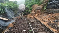 Sạt lở núi, đường sắt Bắc - Nam bị tê liệt nhiều giờ liền