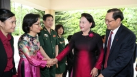 Chủ tịch Quốc hội thăm cán bộ Đại sứ quán Việt Nam tại Singapore 