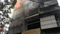 Hà Nội: Cháy lớn tại 2 ngôi nhà trên phố Trần Khát Chân
