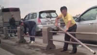 Hà Nội: Xử lý nghiêm tài xế gỡ dải phân cách trên cầu Thanh Trì
