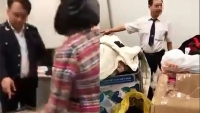 Hà Nội: Tạm đình chỉ 2 nhân viên hải quan vì gây bức xúc cho khách