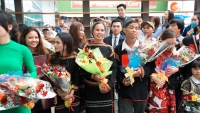 Hoa hậu H'Hen Niê trở về Đăk Lăk sau đăng quang