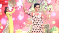 Hoa hậu H'hen Niê trình diễn thời trang Tình xuân