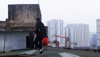 Chủ tịch Hà Nội yêu cầu sửa ngay thang máy nơi dân phải leo mái nhà