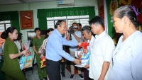 Lãnh đạo Chính phủ, MTTQ Việt Nam thăm hỏi, tặng quà người có công, hộ nghèo