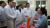Phó Thủ tướng Vũ Đức Đam thăm, tặng quà bệnh nhân ung thư