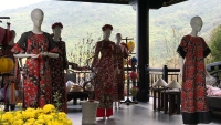 Khu nghỉ dưỡng sang trọng nhất thế giới triển lãm áo dài Việt Nam