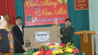 Ban Tổ chức Hội báo Xuân xứ Lạng tặng ấn phẩm báo cho đồn biên phòng Thanh Lòa
