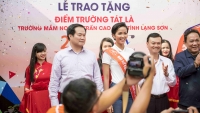 Đồng hành cùng Cúp Truyền hình 2018, Hoa hậu H’Hen Niê trao tặng trường mầm non thị trấn Cao Lộc, tỉnh Lạng Sơn