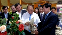 Thủ tướng Nguyễn Xuân Phúc thăm Công ty Cổ phần gốm Chu Đậu