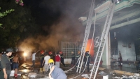Lửa bốc cháy ngùn ngụt thiêu rụi một kho hàng điện máy ở Ninh Thuận