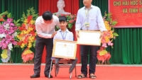 Tặng bằng khen của Bộ trưởng Bộ GD-ĐT cho 3 học sinh tốt bụng giúp bạn, cứu người tỉnh Thanh Hóa