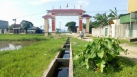 Hà Tĩnh: Hy hữu cổng làng trị giá 76 triệu được xây giữa mương thủy lợi