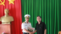 Lãnh đạo Hội Nhà báo Việt  Nam thăm quân và dân đảo Nam Du